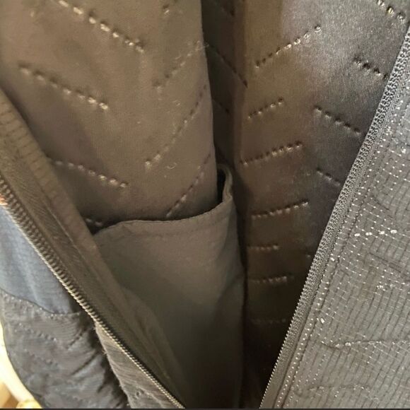 Under Armour Women’s Black Cold Gear Reactor Black Quilt Jacket - Picture 7 of 11